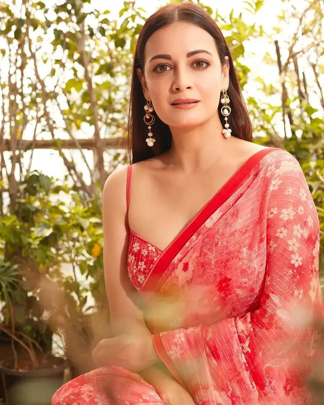 BOLLYWOOD ACTRESS DIA MIRZA IN SLEEVELESS RED SAREE